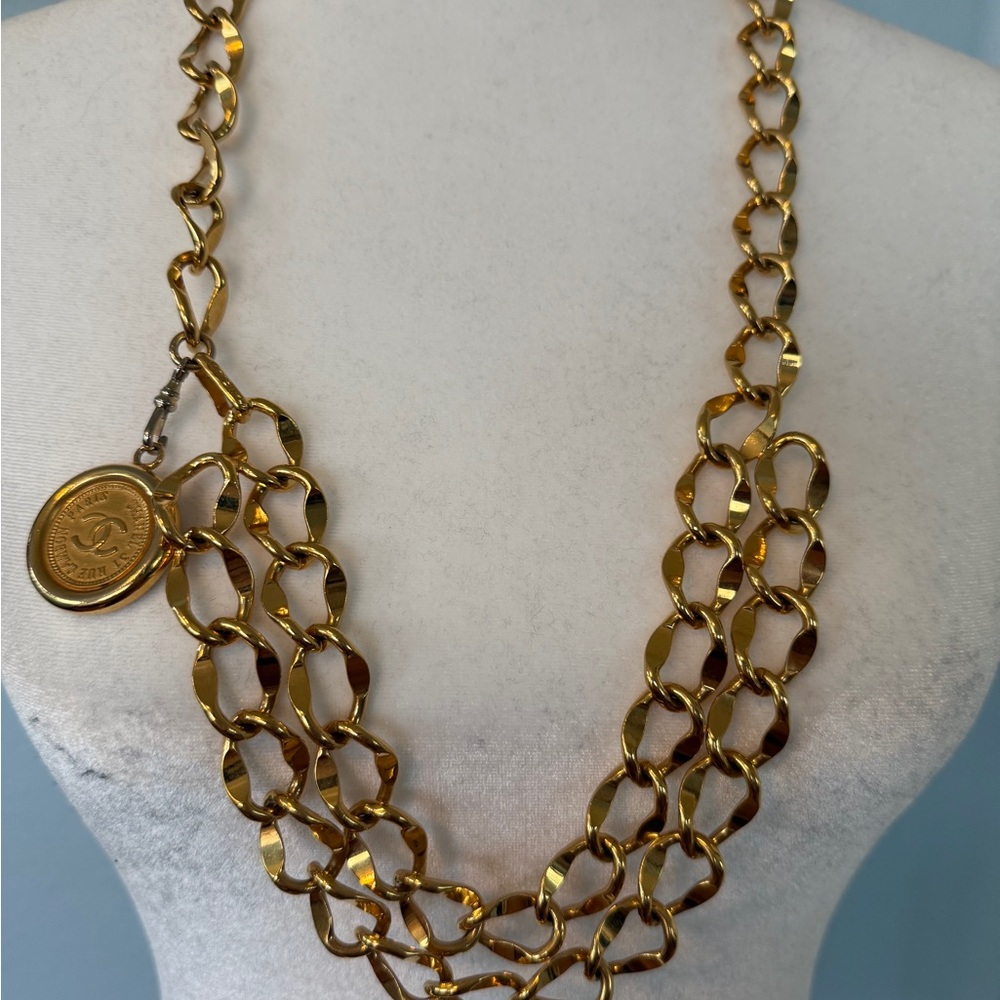 CHANEL Gold Chain Belt with Medallion - Picture 7 of 8